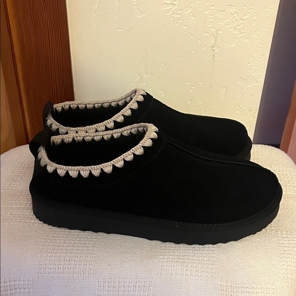 Black Slippers - Picture 10 of 10